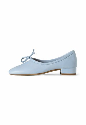 Lichtblauwe leren ballerina met een kleine blokhak en een decoratieve strik aan de voorkant, zijaanzicht op een witte achtergrond.