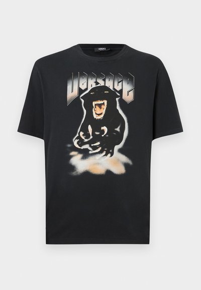 Sort bomulds t-shirt med et grafisk print af en brølende panter med afdæmpede hvide og orange nuancer. Rund hals, korte ærmer.