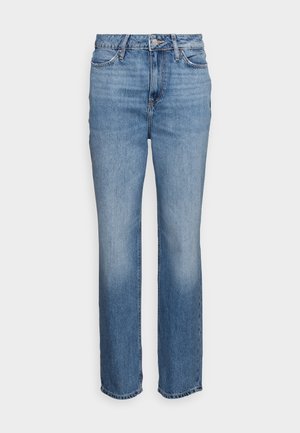 Blauwe denim spijkerbroek met rechte pijpen, hoge taille, knopen aan de voorkant, ritssluiting en vijfzakkenontwerp op een witte achtergrond.