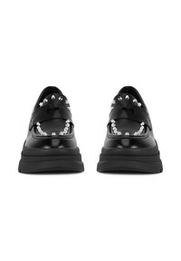 Czarne skórzane buty na platformie mają okrągły czubek, skrzyżowane paski z metalowymi akcentami oraz charakterystyczny teksturowany wzór na przodzie.