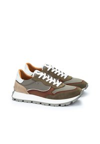 Sneakers con una combinazione di tela verde oliva, suede marrone e dettagli in pelle bianca. Suola spessa in gomma bianca e design distintivo con lacci.