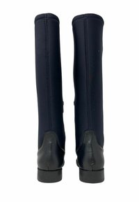 Stivali da equitazione neri con tacco in pelle liscia e gambale in morbido tessuto, progettati per una vestibilità aderente con cuciture ben visibili.