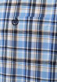 Kurzarmkarierte Hemd in Hellblau, Marineblau und Braun. Leichter Stoff mit einer Brusttasche und einem Knopfdetail an der Tasche.