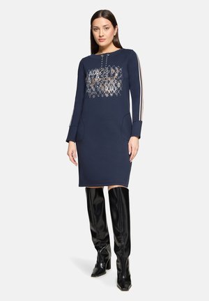 - Sukienka z dżerseju