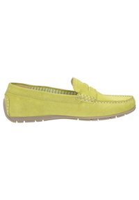 Gelbe Wildleder-Loafers mit gesticktem Design, flacher Gummisohle und gestreiftem Innenfutter. Seitenansicht, die die geschwungene Form und die weiche Textur zeigt.