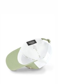 Gorra con visera verde y parte trasera de malla blanca, con una etiqueta negra "Von Dutch" en el interior y una correa ajustable.