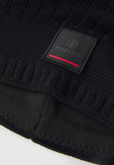 Gorro de punto negro con textura acanalada. Una etiqueta rectangular muestra "FIRE + ICE" con una franja de acento roja. Forro interior suave visible.