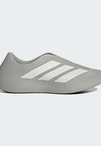 Γκρι αθλητικό παπούτσι με υφή στο πάνω μέρος, με τρεις λευκές ρίγες στο πλάι και κομψό, ευέλικτο σχεδιασμό. Επίπεδη σόλα.