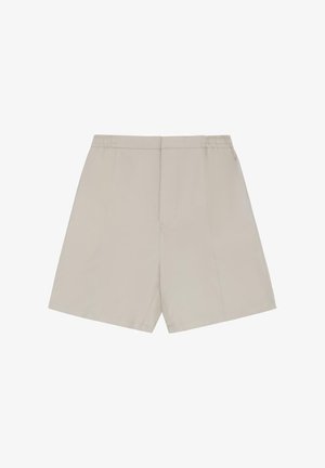 Pantaloni scurți bej, de lungime până la genunchi, cu talie elastică și detaliu de cusătură frontală, afișați pe o suprafață plată pe un fundal alb.