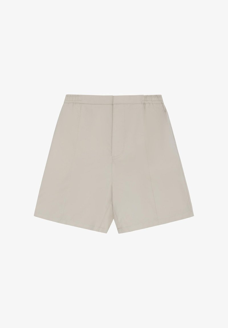Shorts beige mi-longueur avec une ceinture élastique et un détail de couture frontale, présentés à plat sur un fond blanc.