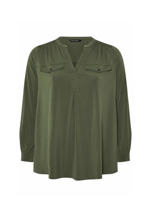Blusa verde oliva con scollo a V, maniche lunghe e dettagli plissettati. Due tasche sul petto con chiusura a bottone. Texture morbida.