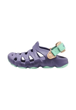Sandalo viola con punta chiusa con più ritagli, cinturino regolabile verde menta e suola verde menta abbinata.