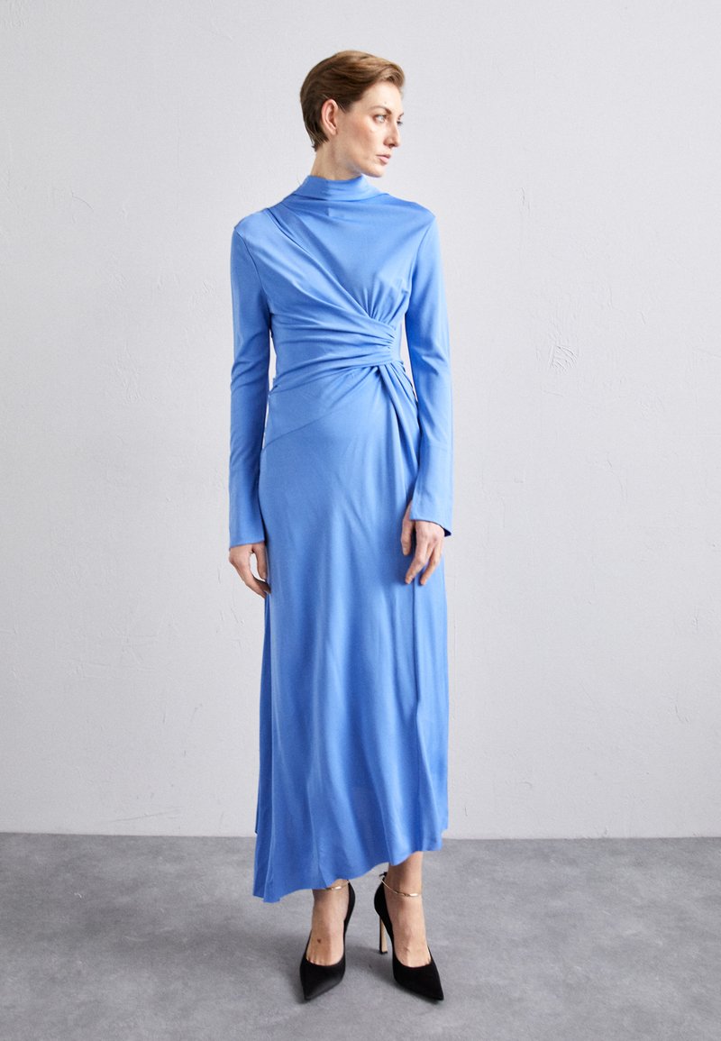 Victoria Beckham HIGH NECK DRAPED DRESS - Trikotāžas kleita - oxford blue