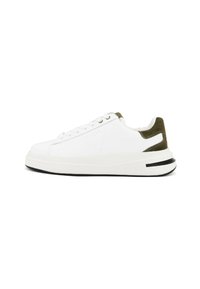 Sneaker bianca con suola piatta, accenti testurizzati di verde oliva sul tallone e branding discreto. Presenta un design con lacci e una soletta ammortizzata.