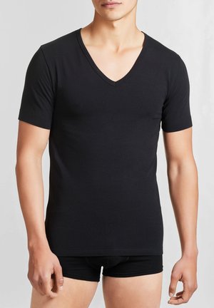 T-shirt nera a maniche corte con scollatura a V, realizzata in tessuto liscio, con un design aderente e dettagli di cucitura minimi.