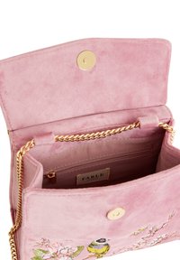 Bolso de ante rosa con herrajes dorados, bolsillo interior y un diseño floral que incluye un pájaro. Incluye una correa de cadena decorativa.