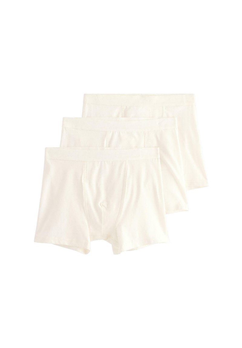 Tre par hvide boxer shorts lavet af blødt bomuldsstof. Hver boksershorts har en glat talje og en standard pasform uden synlige mønstre.