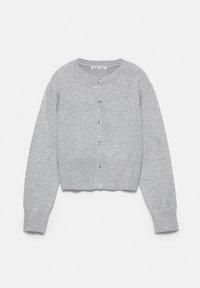 Világosszürke, hosszú ujjú kötött kardigán kerek nyakkivágással és öt elöl lévő gombbal, fehér háttéren elhelyezve.