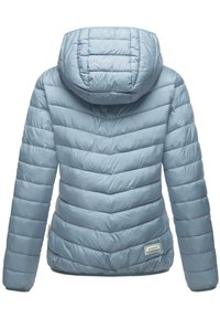 Vadderad ljusblå jacka med ett kviltat mönster, en huva och en figurnära silhuett. Har en liten logotypetikett i nederkant till vänster.