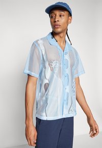 HUF WORLD TOUR SHIRT UNISEX - Krekls - cloud blue