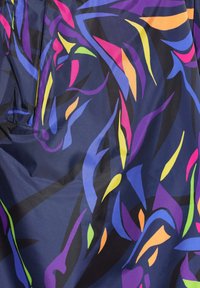 Kangas bermotif dengan warna-warna cerah seperti pink, ungu, biru, dan kuning di latar belakang gelap; desain abstrak yang mengalir dengan berbagai tekstur.