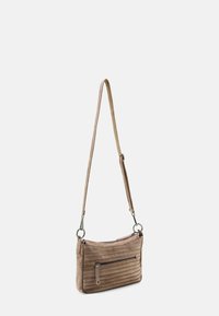 Borsa a tracolla in pelle marrone con dettagli a cucitura orizzontale, due tasche con zip, una tracolla slanciata e regolabile, e hardware in tonalità argento.