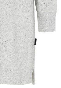Grå sweatshirtstof med et spraglet mønster, ribbede manchetter, sideslidser og et lille vævet mærke i bunden. Glat tekstur.