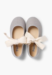 Bailarinas de lienzo grises con lazos de tela color crema, superficie texturizada y plantillas beige con marca azul. Diseño de punta redonda.