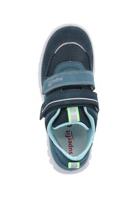 Baskets avec une tige bleu sarcelle foncé en tissu et maille, dotées d'une bride Velcro, d'accents bleu clair et d'une semelle en caoutchouc blanche.