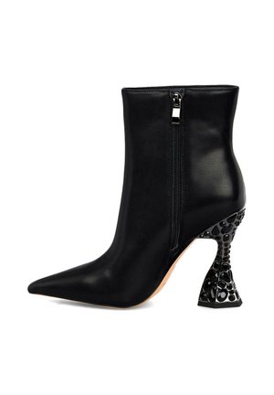 Enkellaarsjes met hoge hak - black