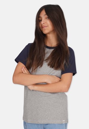 Graues Baumwoll-T-Shirt mit navyblauen kurzen Ärmeln, Rundhalsausschnitt und hellem Stich. Etikett auf der unteren linken Seite. Einfaches, lässiges Design.