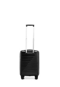 Valise rigide noire avec des nervures verticales, quatre roues, et une poignée télescopique argentée prolongée sur fond blanc.