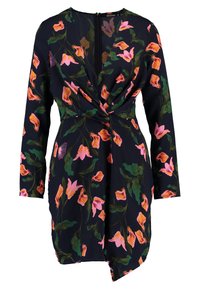 Granatowa sukienka z długimi rękawami, skręconym przodem oraz kwiatowym wzorem z różowymi kwiatami i zielonymi liśćmi. Zamek błyskawiczny z tyłu.