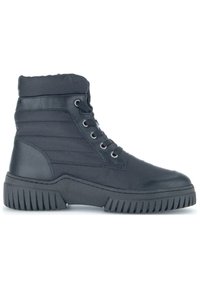 Bottines noires à la cheville avec un col rembourré, présentant un dessus en tissu texturé, des accents en cuir lisse et une semelle extérieure en caoutchouc épaisse et striée.