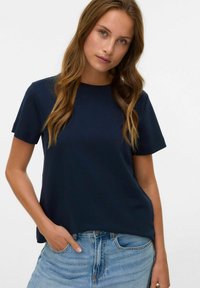 Marineblå kortærmet t-shirt lavet af blødt stof med en afslappet pasform. Har rund halsudskæring og ligger lige under taljen.