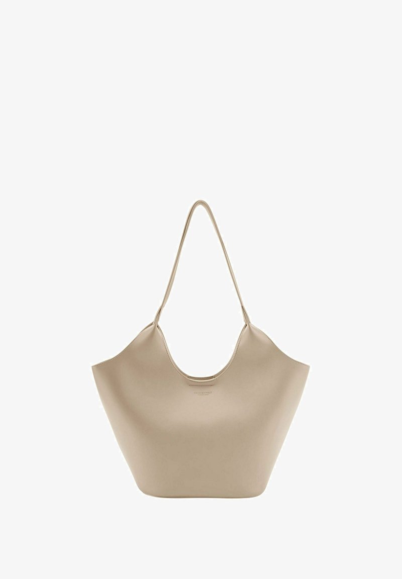 Sac fourre-tout beige en cuir lisse, de forme arrondie avec une large ouverture. Doté de doubles bretelles d'épaule et d'un marquage minimaliste.