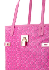 Borsa tote rosa con motivo trapuntato, accessori in tono oro e un dettaglio di lucchetto in evidenza. Materiale sintetico liscio e doppio manico.