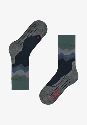 Calze grigie con motivi montani in tonalità di blu navy, verde e blu. Presentano una parte superiore a coste e un accento del logo rosso. Materiale in maglia comodo.