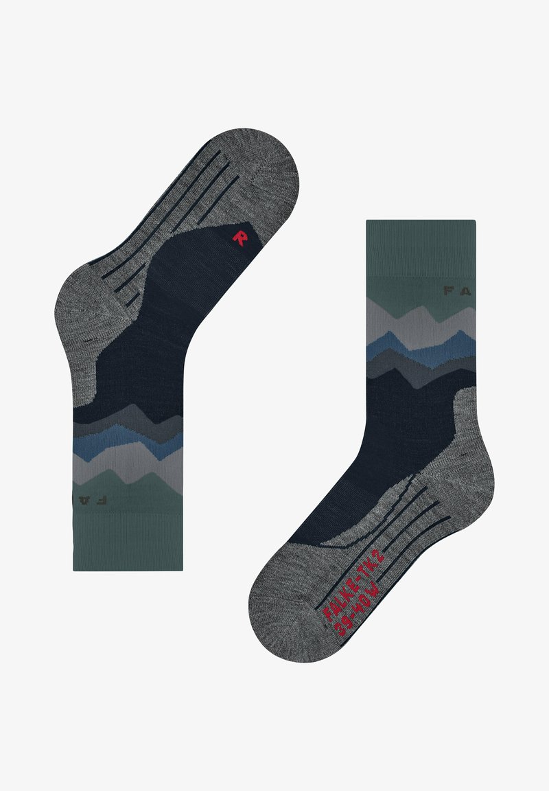 Calcetines grises con patrones de montañas en tonos azul marino, verde y azul. Presentan un borde acanalado y un acento de logo rojo. Material de punto cómodo.