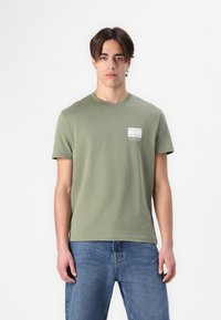 Tommy Jeans - DNA GRAPHIC TEE UNISEX - T-shirt con stampa - aruba green Immagine in miniatura 1