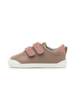 Sneaker in pelle marrone con accenti in suede rosa, suola in gomma bianca, due fasce in velcro e design perforato su un lato.