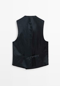 Schwarze Satin-Weste ohne Ärmel, mit glatter Textur, spitzem Kragen und verstellbarem Rückengurt mit Schnalle.