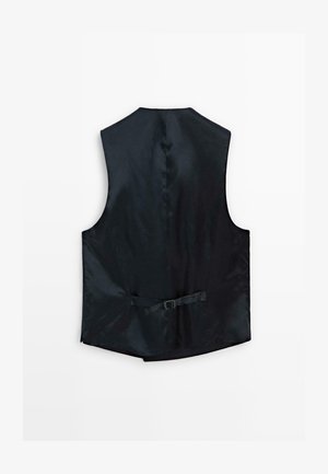 Gilet en satin noir sans manches, avec une texture lisse, un col pointu et une sangle arrière réglable avec une boucle.