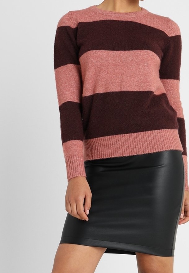Sweter w paski z naprzemiennymi odcieniami różu i ciemnego burgundu, wykonany z miękkiego materiału z prążkowanymi mankietami i dolnym brzegiem. Zestawiony z czarną skórzaną spódnicą.