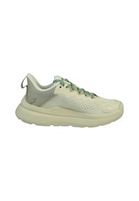 Scarpa sportiva leggera in off-white con dettagli verde. Tomaia in mesh con perforazioni, suola in schiuma spessa e lacci piatti con occhielli metallici.