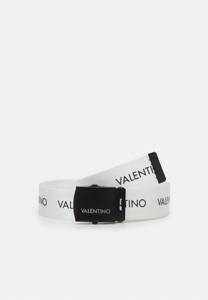 Biały materiałowy pasek z powtarzającym się czarnym napisem "Valentino" i czarną metalową klamrą z wygrawerowanym logo "Valentino".