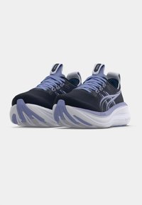 Sinised ja hallid sportjalatsid tekstureeritud pealiskattega, valge tallaga ja silmapaistvate polsterdusdetailidega. Omavad paelu ja brändilogo keelel.