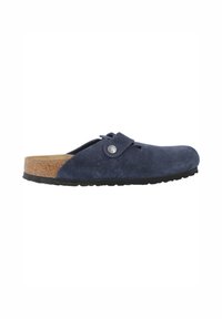 Zoccoli in suede blu navy con soletta in sughero, suola in gomma nera e una fascia decorativa con dettaglio di bottone metallico circolare.