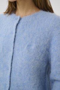 Lichtblauwe, fluffy cardigan gemaakt van zachte garen, met een ronde halslijn, knopen aan de voorkant en een subtiele logo-detail op de borst.