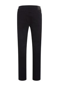 Pantalones de mezclilla negros con un diseño de pierna recta, cinco bolsillos y una textura suave, con una etiqueta en la cintura para la identificación de la marca.